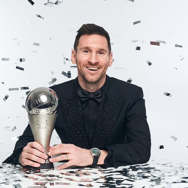 Messi và chiếc cup FIFA The Best