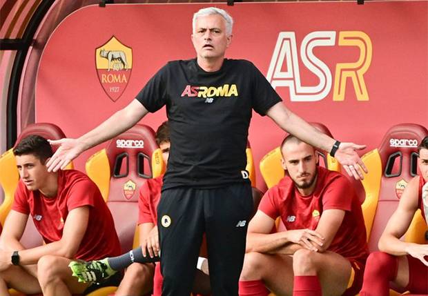 Mourinho dỗi, tính chuyện rời Roma