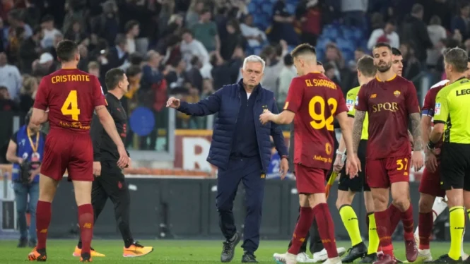 Mourinho dỗi, tính chuyện rời Roma