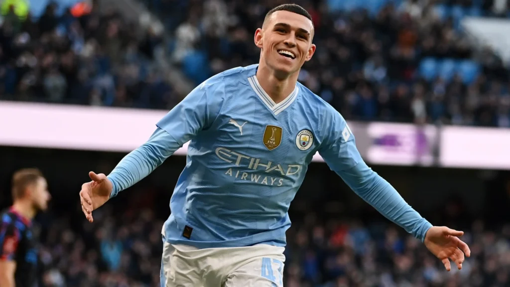 Phil Foden ăn mừng bàn thắng